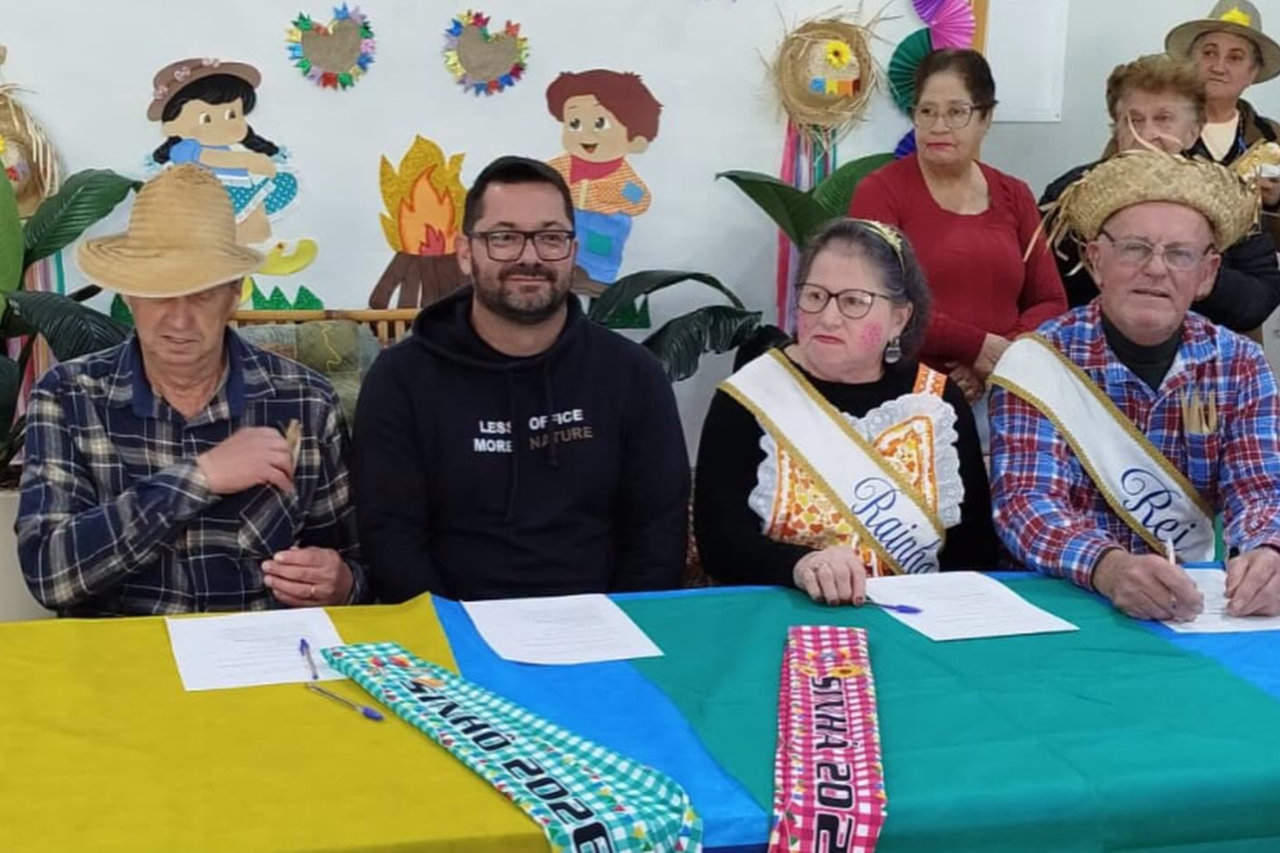 Arraial da Melhor Idade reúne mais de 400 idosos em São José do Cedro 18 Evento realizado no Centro dos Idosos reuniu mais de 400 participantes, contou com atividades juninas e escolheu Felipe de Mattos e Ivânia de Martini como Sinhô e Sinhá 2026