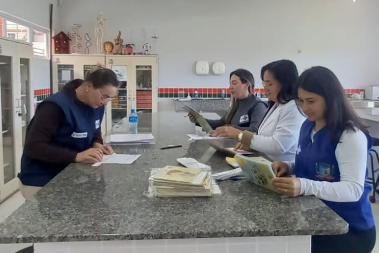 Saúde confere carteirinhas de vacinação de alunos em escolas de Dionísio Cerqueira 3 Secretaria de Saúde de Dionísio Cerqueira verificou carteirinhas de vacinação de estudantes de 6 a 14 anos e orientou famílias sobre doses em atraso