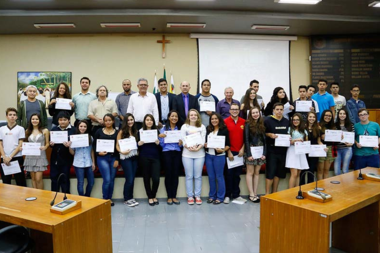 Alunos de 88 colégios estaduais participam de eleições do Parlamento Jovem no Paraná 3 Alunos de 88 colégios estaduais participam de eleições do Parlamento Jovem no Paraná