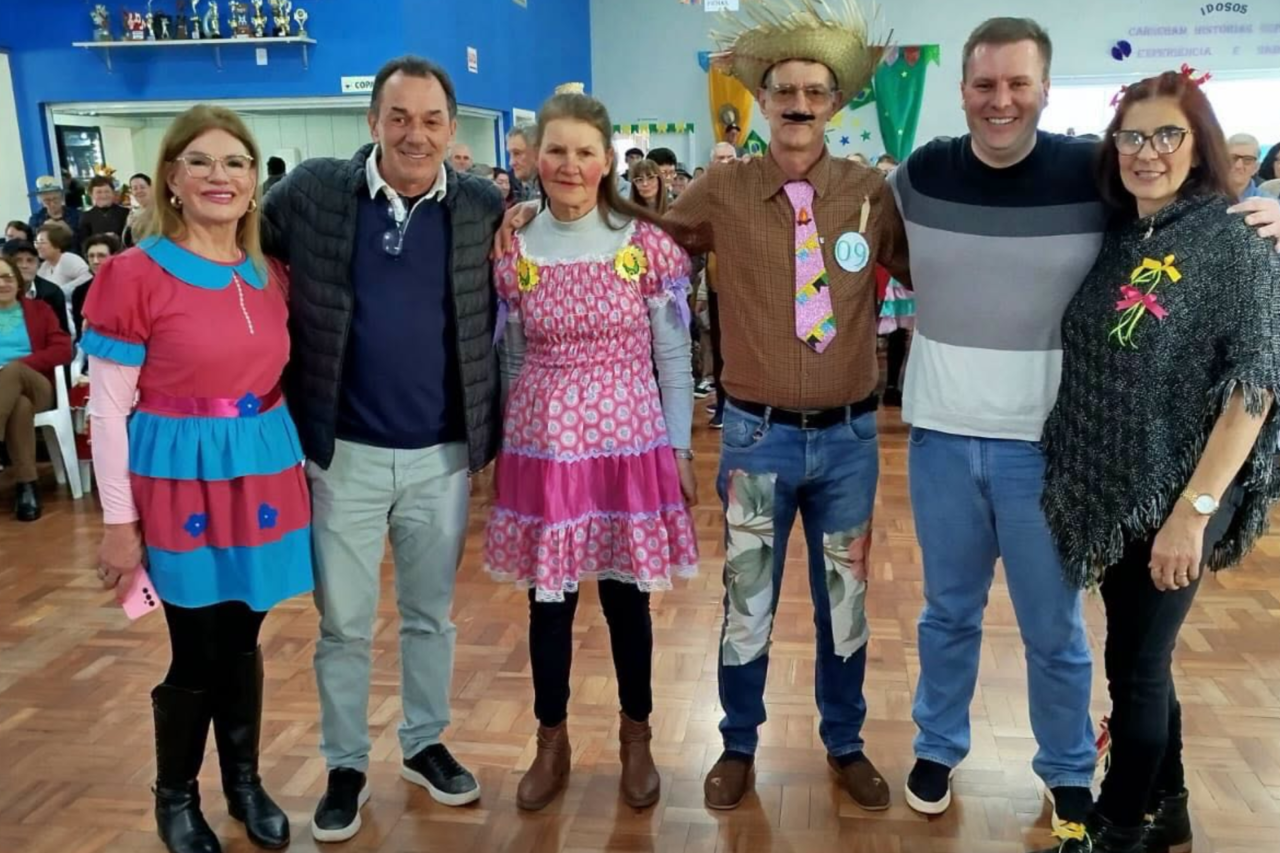 Arraial da Melhor Idade reúne mais de 400 idosos em São José do Cedro 25 Evento realizado no Centro dos Idosos reuniu mais de 400 participantes, contou com atividades juninas e escolheu Felipe de Mattos e Ivânia de Martini como Sinhô e Sinhá 2026