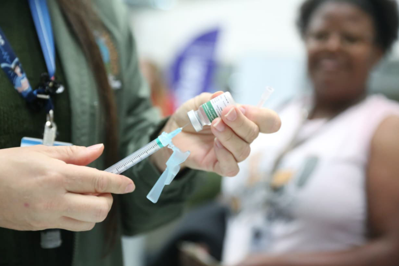 Vacinação contra a gripe foi liberada para todos os paranaenses acima de seis meses; Estado recebeu 408 mil doses extras para reforçar a campanha
