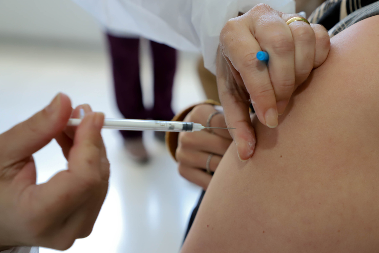 Paraná amplia vacinação contra a gripe para toda a população acima de seis meses 3 Vacinação contra a gripe foi liberada para todos os paranaenses acima de seis meses; Estado recebeu 408 mil doses extras para reforçar a campanha