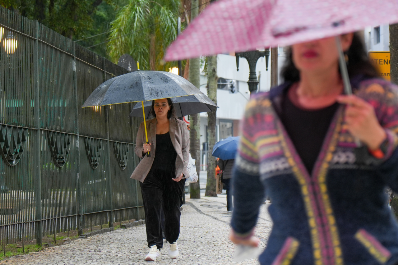 Após tempestades com raios e granizo no fim de semana, Simepar prevê continuidade da instabilidade no Paraná, com maior atenção para o Oeste e Sudoeste