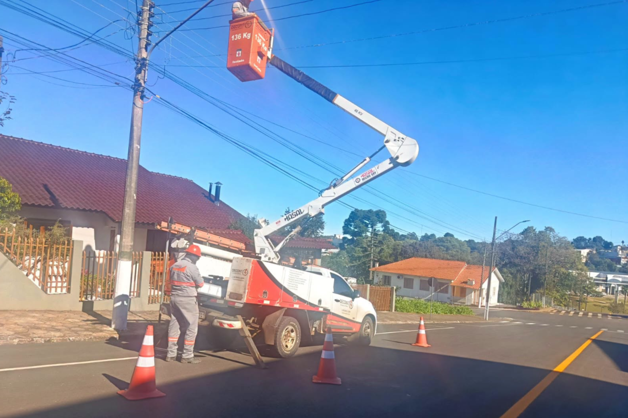 Manutenção da iluminação pública atende bairros, centro e distrito em Dionísio Cerqueira 3 Equipes realizaram a troca de lâmpadas queimadas em diferentes pontos de Dionísio Cerqueira; moradores podem informar locais que precisam de reparo