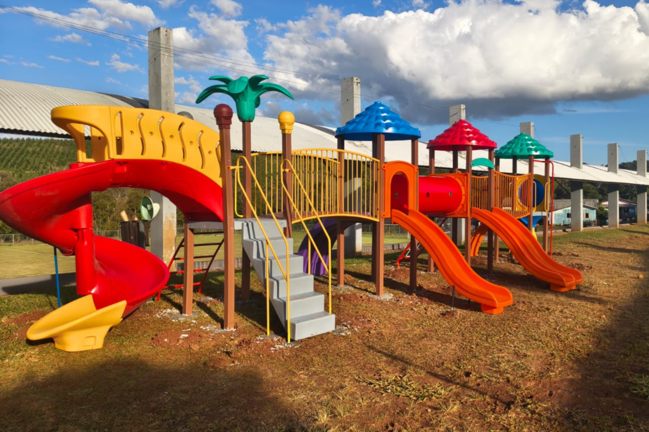 Novos parques infantis são instalados no Fundo de Vale e no Estádio municipal 3 Novos parques infantis são instalados no Fundo de Vale e no Estádio municipal