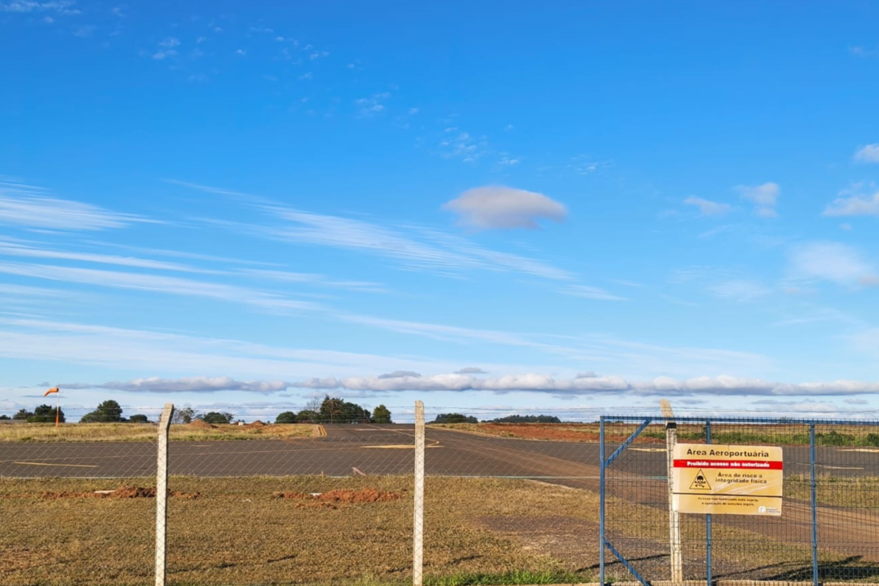 Dionísio Cerqueira planeja construção de hangares e ampliação da estrutura do aeroporto 4 Município prepara edital de concessão, prevê concluir a sinalização em até 90 dias e busca integrar aeroporto à aviação regional
