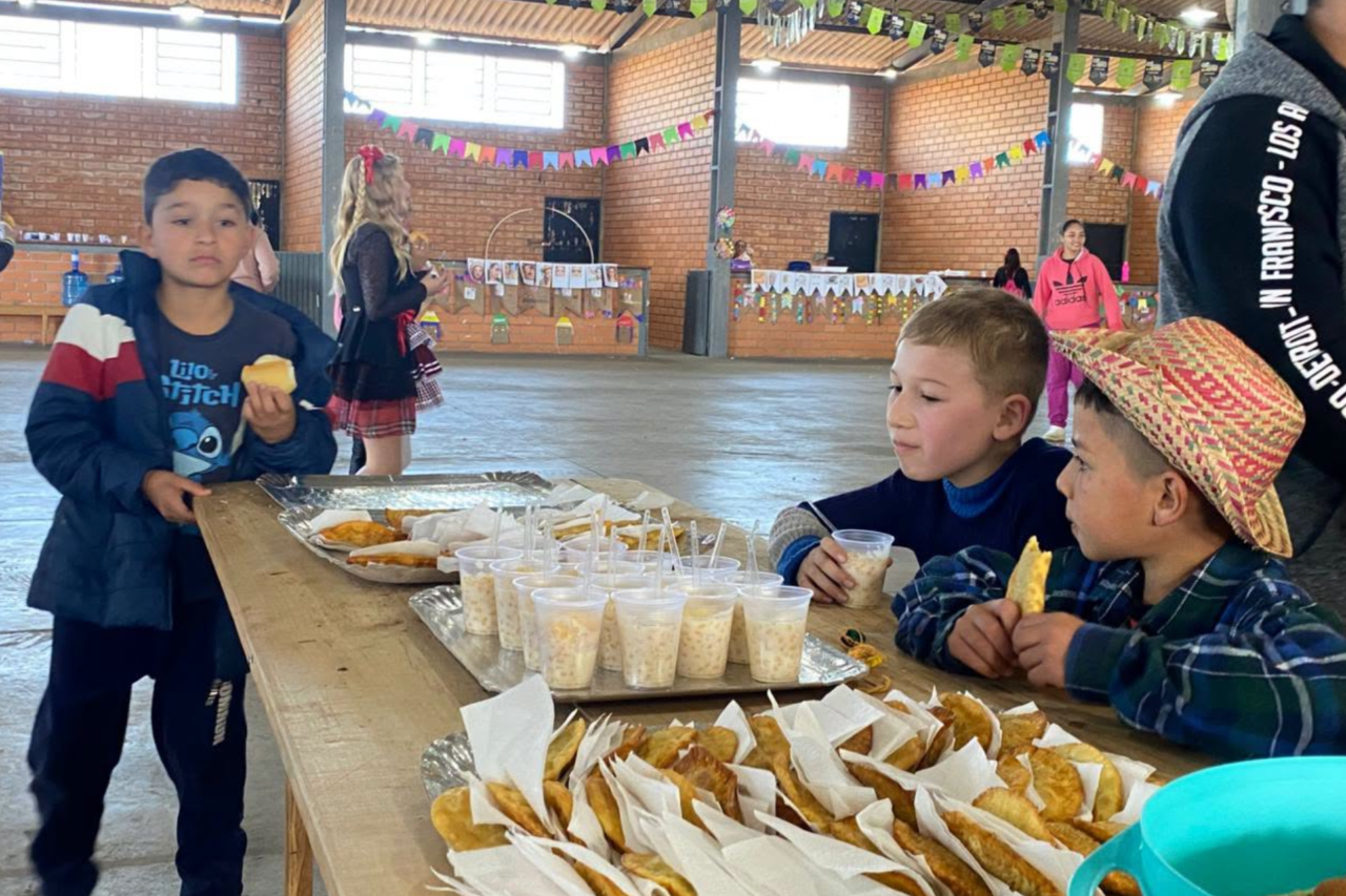Festa Junina da Assistência Social reúne participantes de programas em Dionísio Cerqueira 3 Evento promovido pela Secretaria Municipal de Assistência Social reuniu crianças, adolescentes e usuários atendidos por programas sociais do município