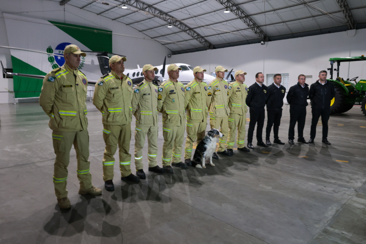 Dez bombeiros militares, dois cães de busca e quatro toneladas de equipamentos do Paraná integrarão a missão brasileira de resgate em áreas atingidas pelo terremoto na Venezuela