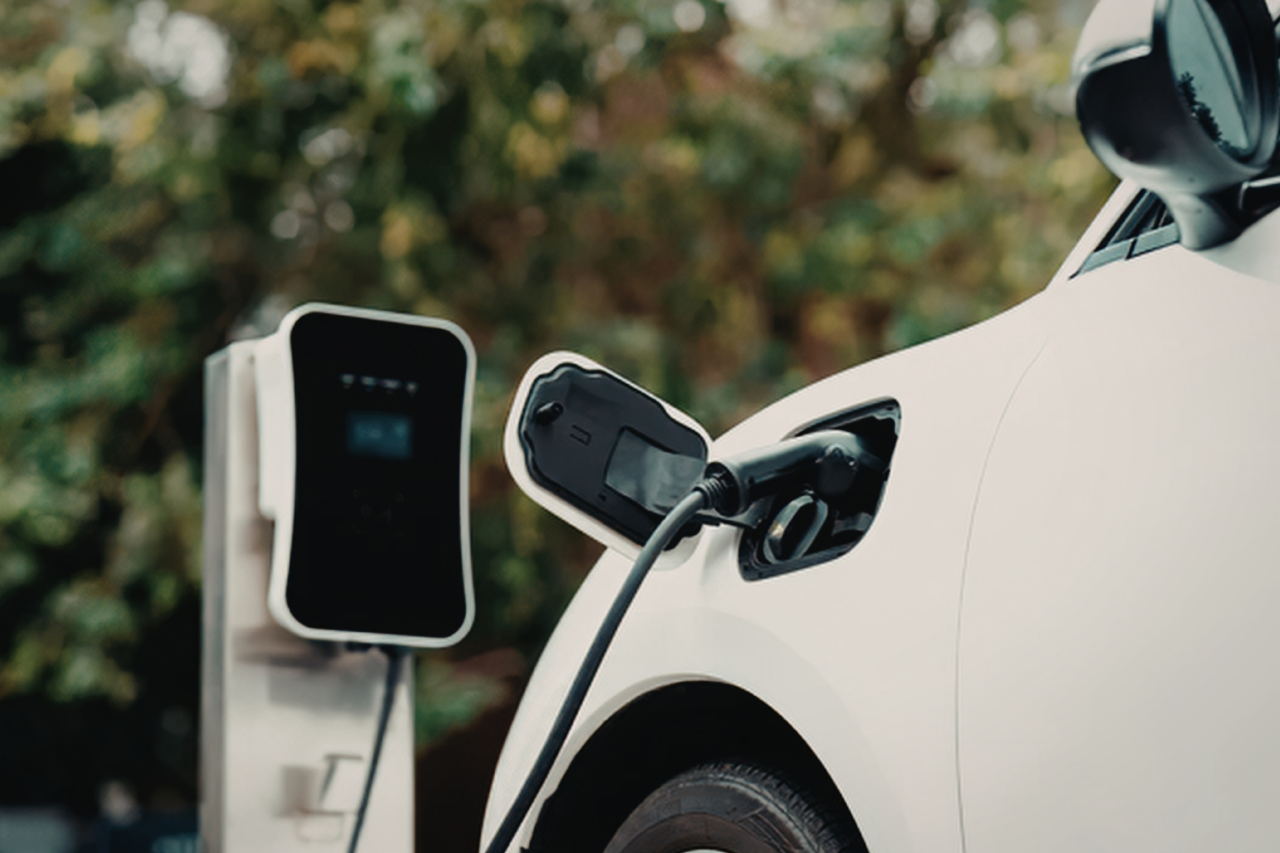 A elevação dos preços do petróleo e dos combustíveis aumenta o interesse por veículos elétricos novos e usados na Europa, enquanto montadoras e plataformas do setor acompanham avanço da demanda