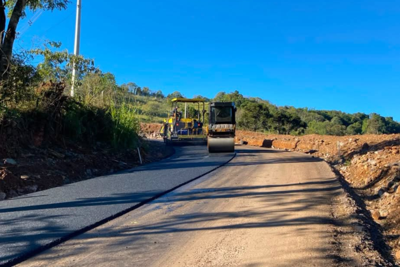 Dionísio Cerqueira inicia nova etapa de asfalto na ligação com Jorge Lacerda 3 Prefeitura iniciou a segunda etapa da pavimentação asfáltica entre a cidade e o distrito de Jorge Lacerda, com investimento de R$ 5,29 milhões