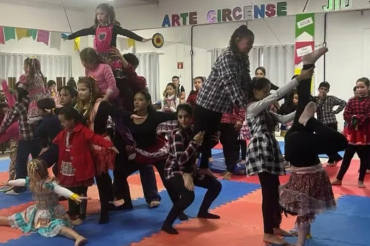 Primeiro Arraial do CRAS reúne cerca de 250 participantes em Barracão 3 Evento promovido pela Administração Municipal de Barracão, por meio do CRAS, reuniu crianças, adolescentes e familiares atendidos pelo SCFV