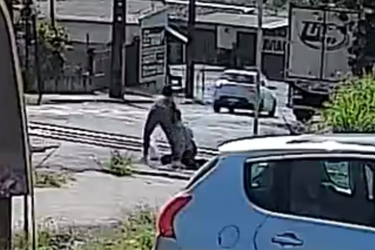 Motorista salva homem segundos antes da passagem de trem no Paran&aacute;