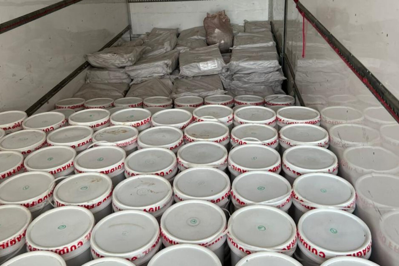 Carga de mais de 8 toneladas de mel e cera de abelha é apreendida pela PF em Flor da Serra do Sul 5 Segundo a Polícia Federal a carga havia entrado em território nacional de maneira clandestina. O motorista do caminhão foi preso por contrabando
