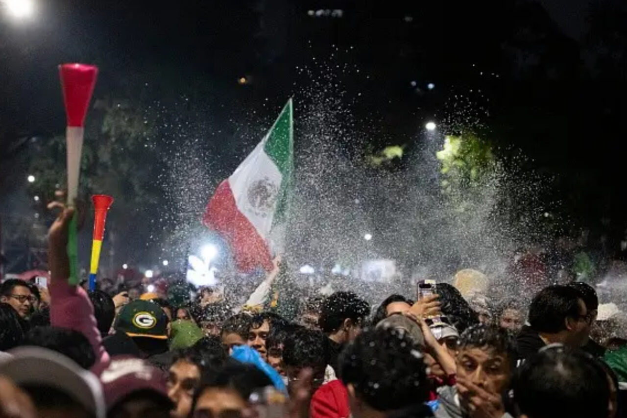 Três pessoas morrem durante celebrações da classificação do México na Copa do Mundo 3 As três pessoas morreram por sufocamento, segundo autoridade de saúde local. Seleção mexicana se classificou para as oitavas de final em jogo contra o Equador