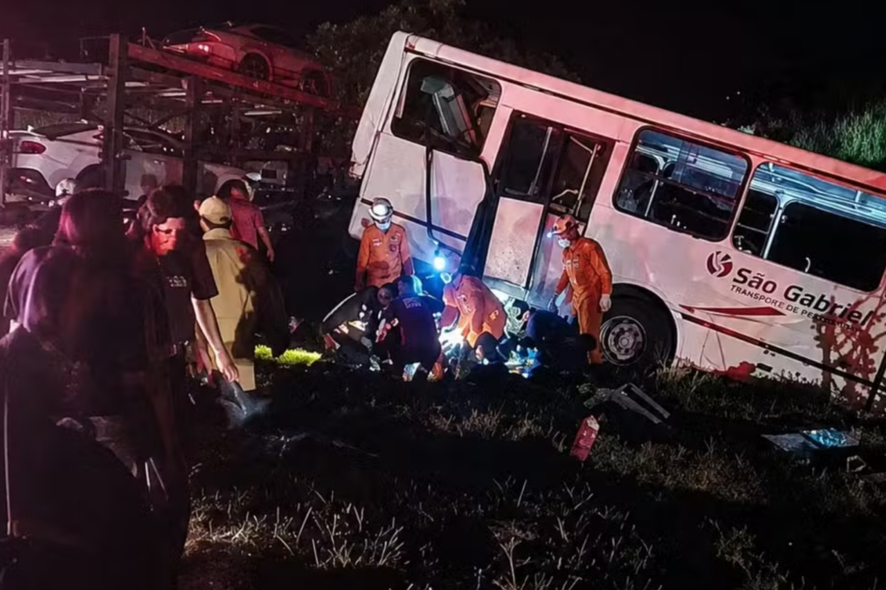 Acidente entre ônibus e carreta-cegonha deixa 38 feridos na BR-163 em Mato Grosso do Sul