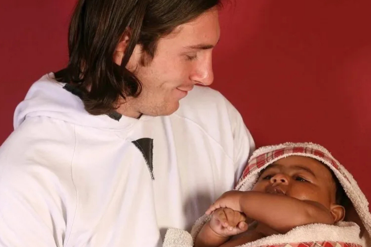 Foto antiga de Messi dando banho em Lamine Yamal bebê volta a repercutir nas redes 4 Foto antiga de Messi dando banho em Lamine Yamal bebê volta a repercutir nas redes
