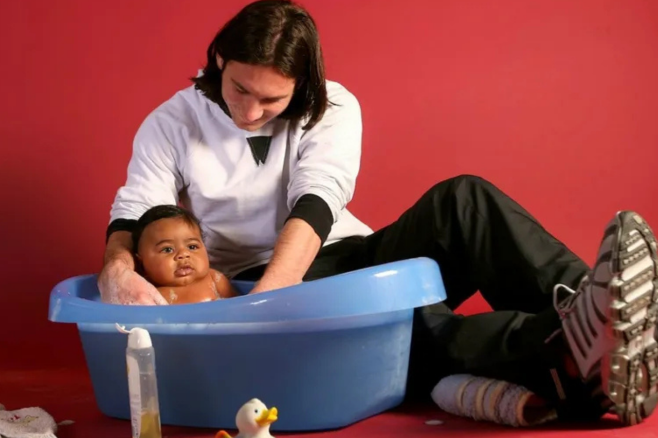 Foto antiga de Messi dando banho em Lamine Yamal bebê volta a repercutir nas redes 33 Foto antiga de Messi dando banho em Lamine Yamal bebê volta a repercutir nas redes