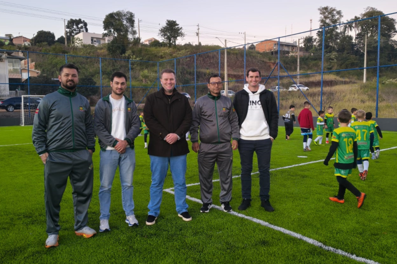 São José do Cedro inaugura campo sintético no loteamento Beckencamp 5 Prefeitura também entregou uniformes para equipes das escolinhas esportivas, que atendem mais de mil crianças em diferentes modalidades
