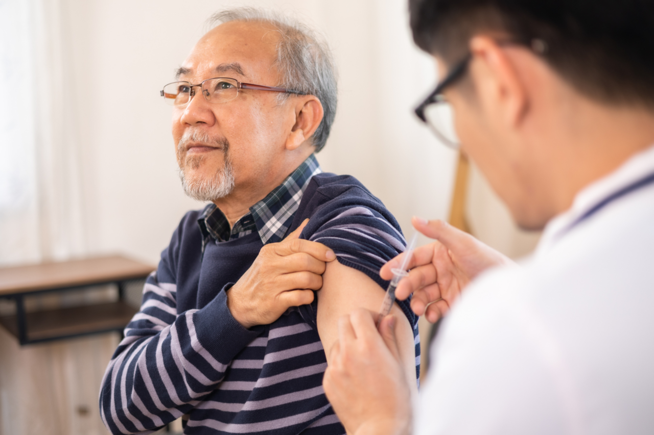 Estudo aponta redução de internações por VSR entre idosos vacinados 9 Análise com mais de 2,5 milhões de pessoas nos Estados Unidos associou a vacinação contra VSR em idosos à redução de hospitalizações, mortes e complicações graves