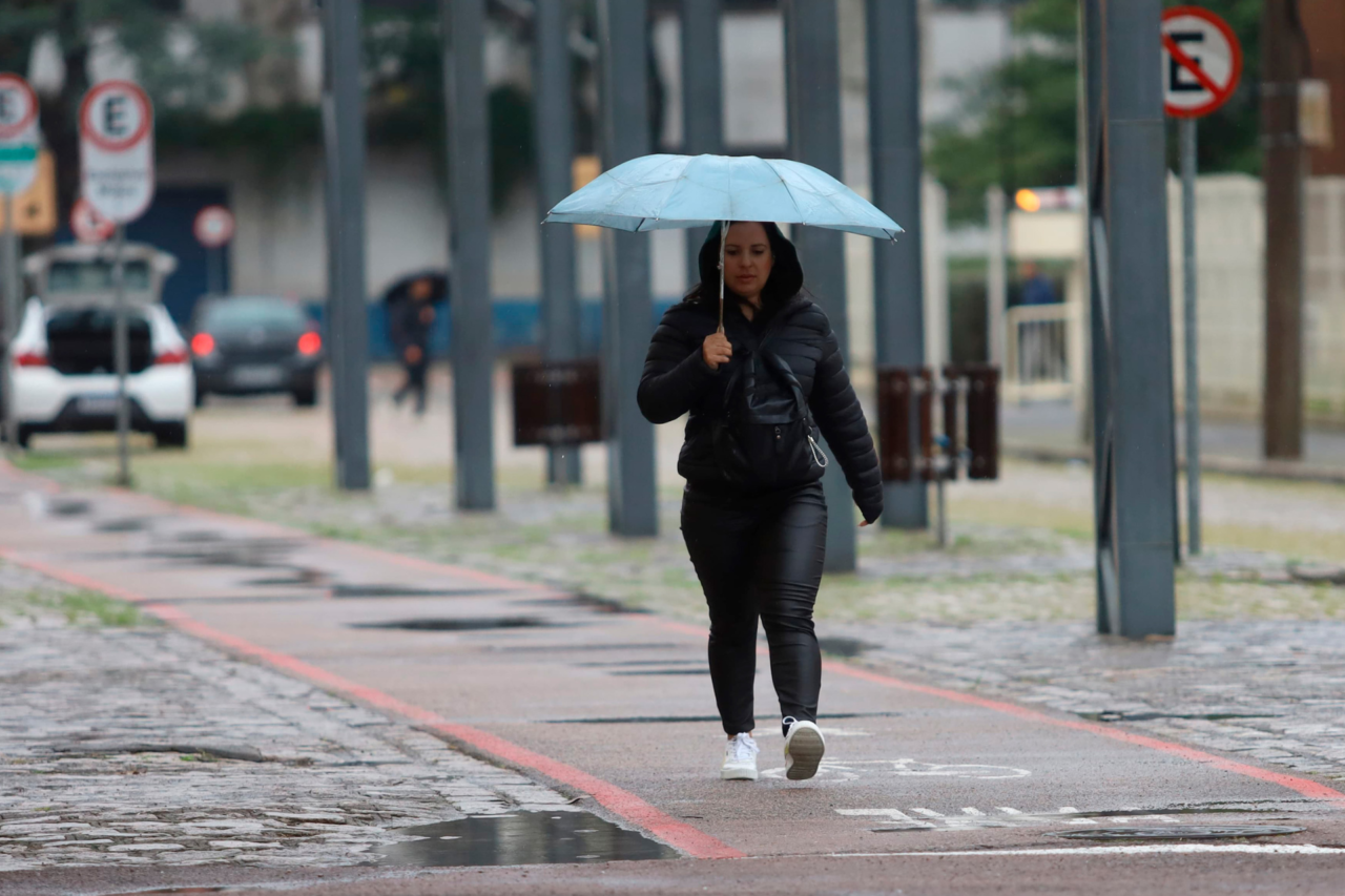 Duas frentes frias devem provocar chuva em todo o Paraná nos próximos dias 1 Simepar prevê a passagem de duas frentes frias pelo Paraná entre quinta e segunda-feira, com chuva, trovoadas, queda de temperatura e vento mais persistente