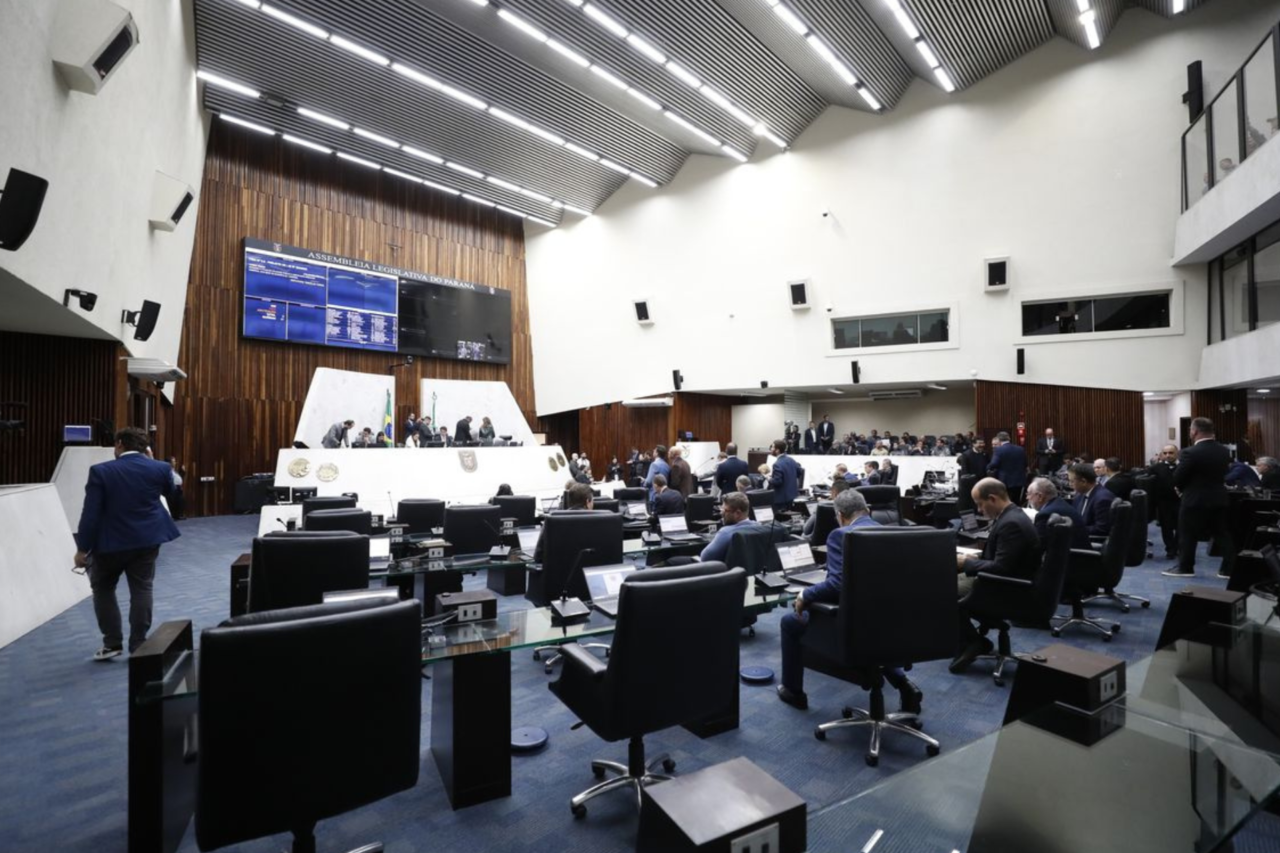 Assembleia aprova projeto de reestruturação da carreira da Polícia Penal do Paraná 13 Projeto aprovado em regime de urgência reorganiza a carreira da Polícia Penal do Paraná, reduz classes, atualiza subsídios e segue para sanção do Executivo