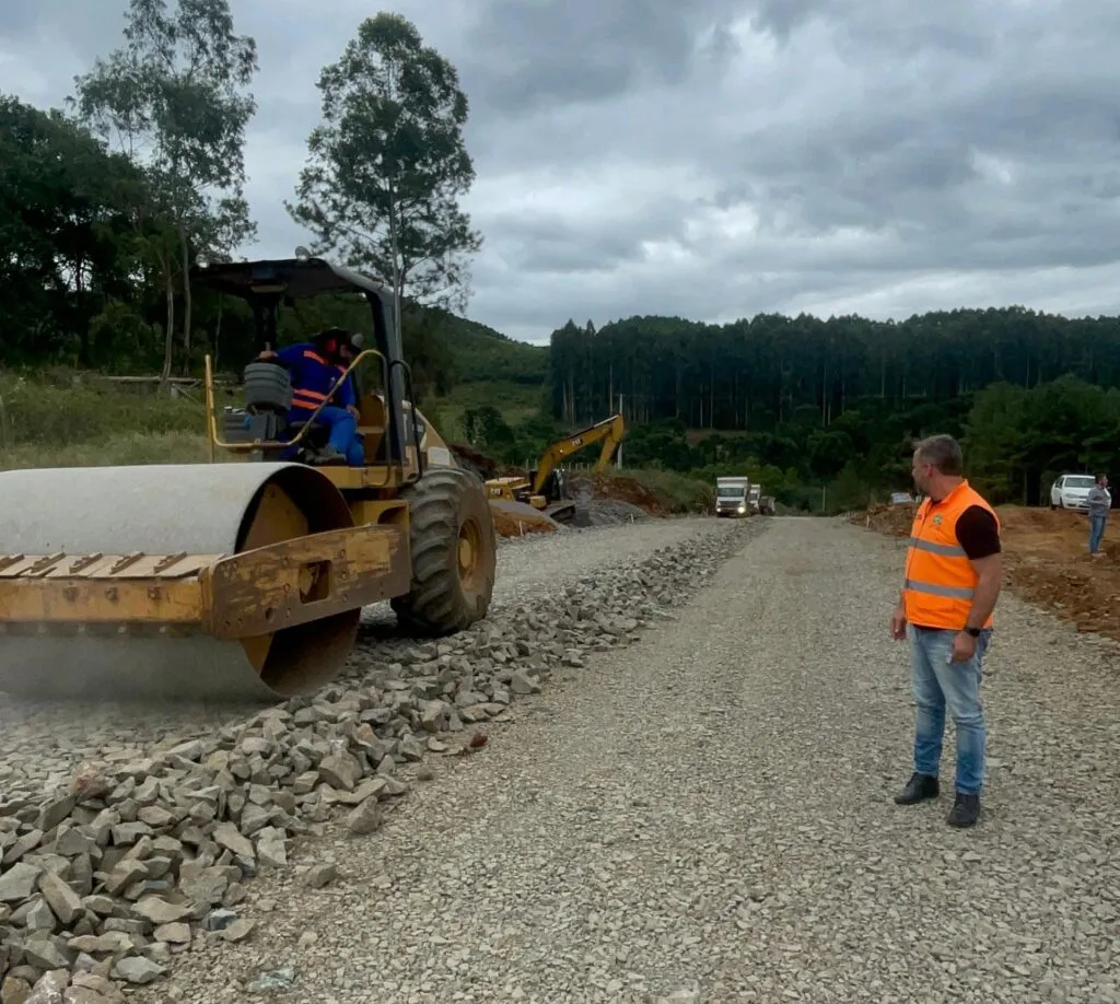 Recuperação de estrada com rolo compactador