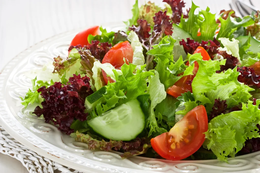 refeição com salada 