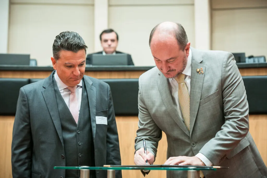 Presidente da Alesc, deputado Mauro de Nadal (MDB) assinou termo de adesão ao projeto na tarde dessa terça-feira (2)