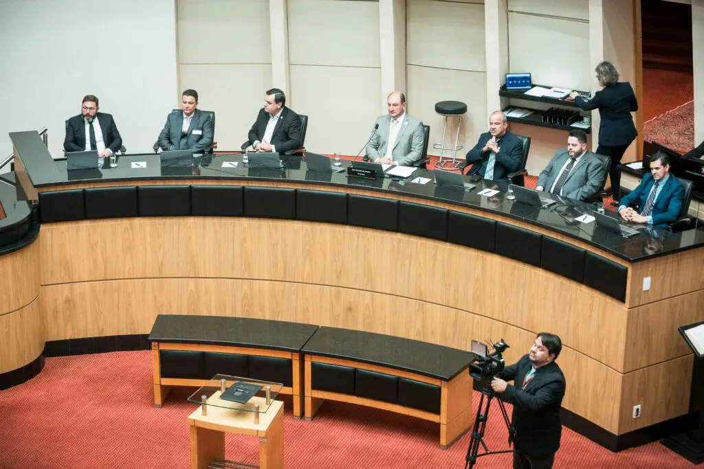 A Assembleia Legislativa aderiu ao programa “Educando Cidadãos: o que todos nós temos a ver com a corrupção?”, nesta terça-feira (2). O termo de adesão foi assinado, durante a suspensão da sessão ordinária, pelo presidente da Casa, deputado Mauro de Nadal (MDB), que classificou o projeto como uma brilhante iniciativa.