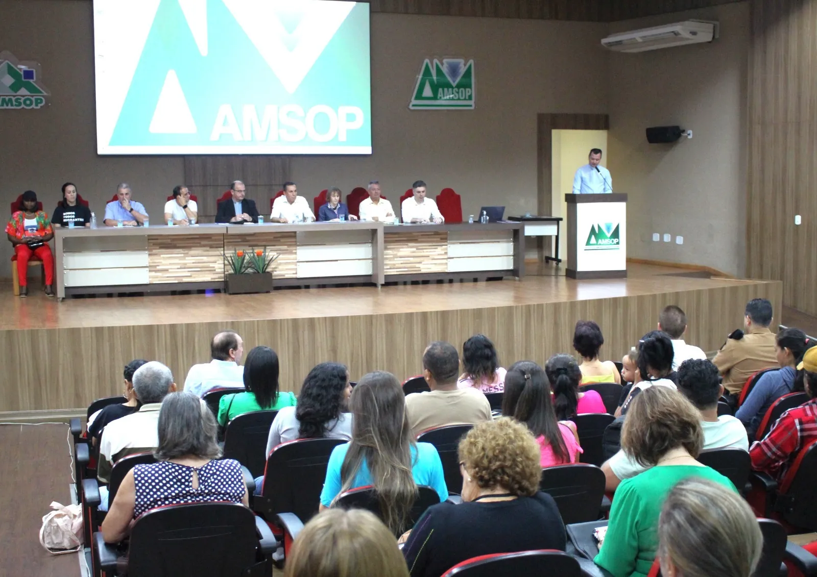 O auditório da Associação dos Municípios do Sudoeste do Paraná (Amsop) ficou lotado nesta sexta-feira, 05/04, durante a audiência pública "As Migrações Atuais no Sudoeste do Paraná", promovida pela Diocese de Palmas / Francisco Beltrão e Assembleia Legislativa, com o apoio da secretaria da Justiça e Cidadania do Paraná.