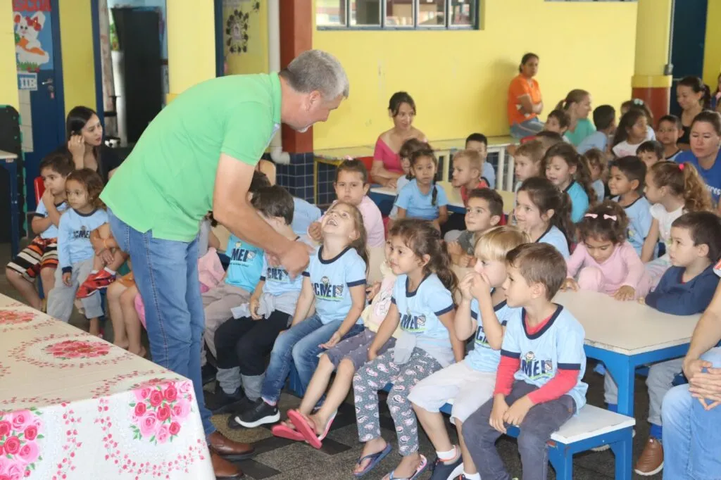 O Departamento Municipal de Educação realizou a distribuição de ovos de chocolate para os alunos na semana que antecedeu a Páscoa, celebrando esse momento especial.