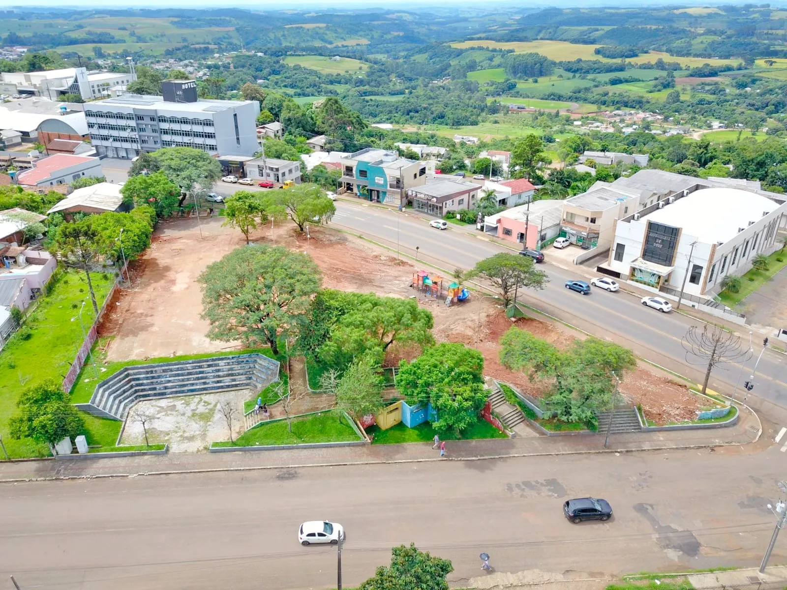 Praça de do Município de Barracão em obra