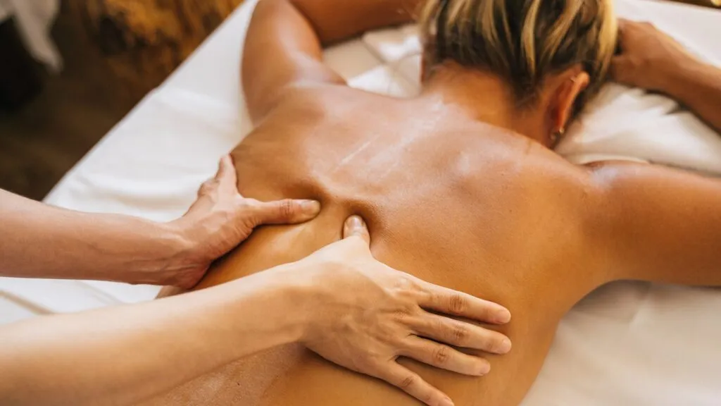 Uma mulher fazendo uma massagem relaxante no spa