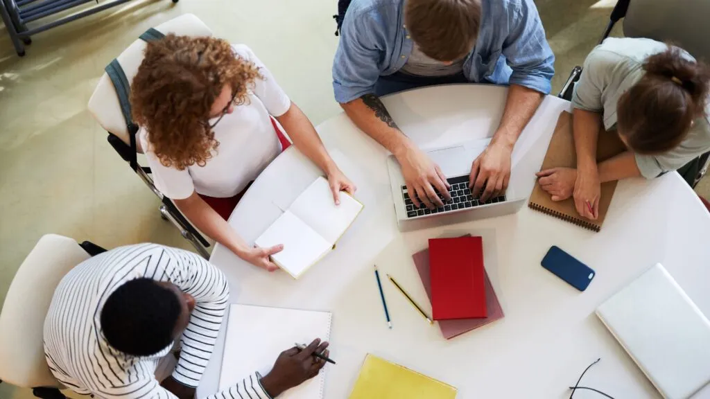 pessoas digitando e estudando