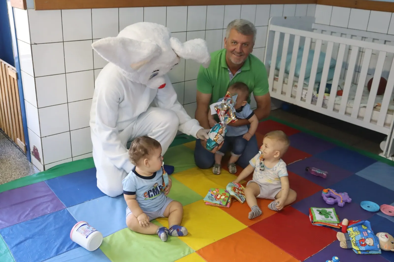 O Departamento Municipal de Educação realizou a distribuição de ovos de chocolate para os alunos na semana que antecedeu a Páscoa, celebrando esse momento especial.