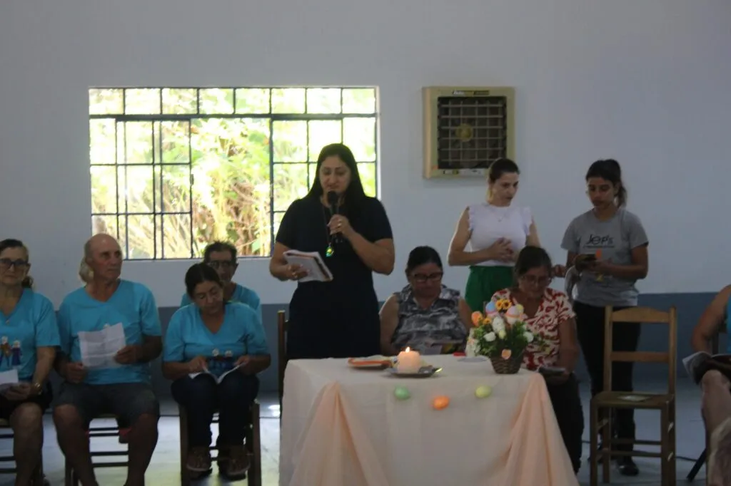 Primeira-dama, secretária da Família, Lorizete Surdi conversando com a comunidade