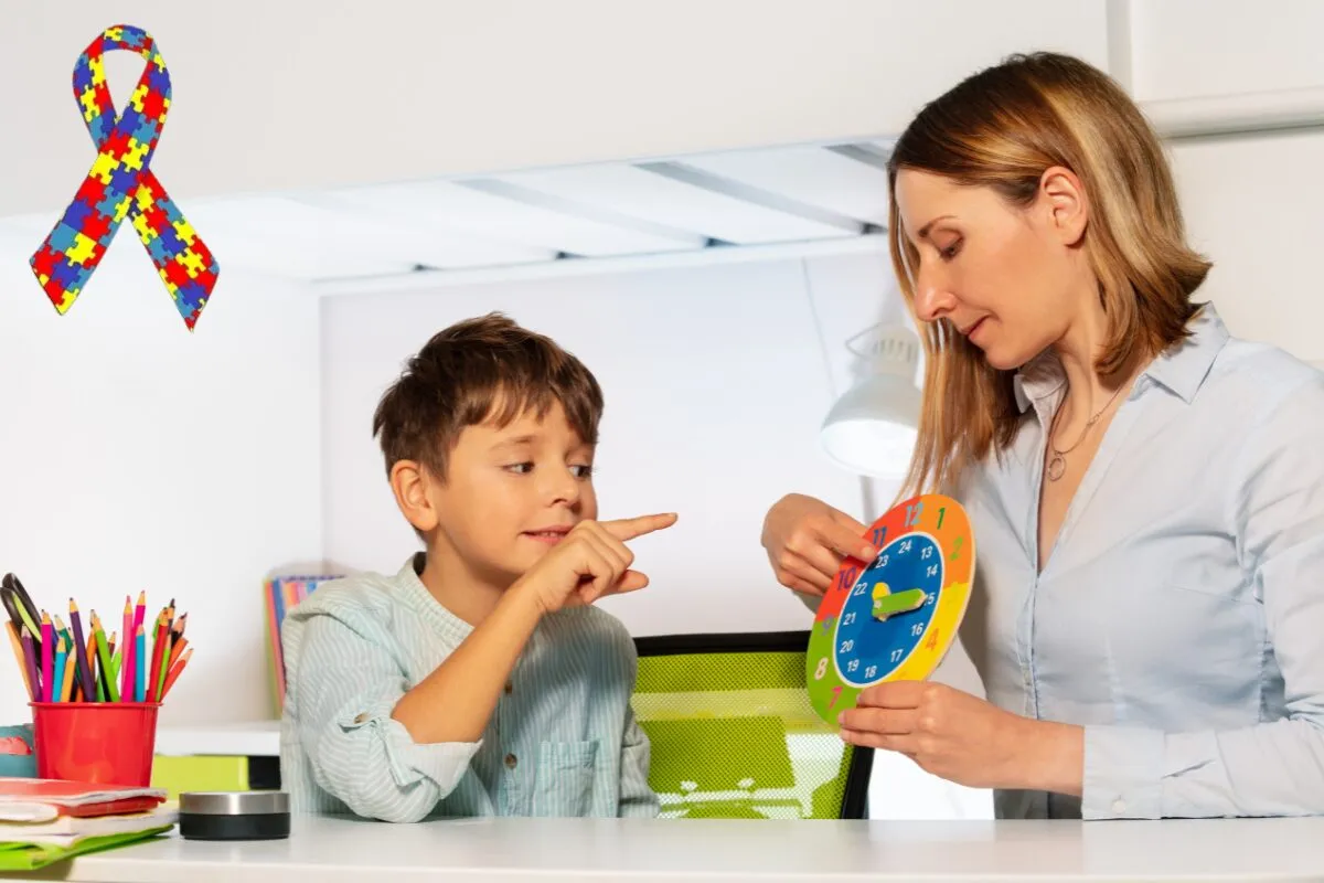 uma psicóloga infantil brincando com uma criança