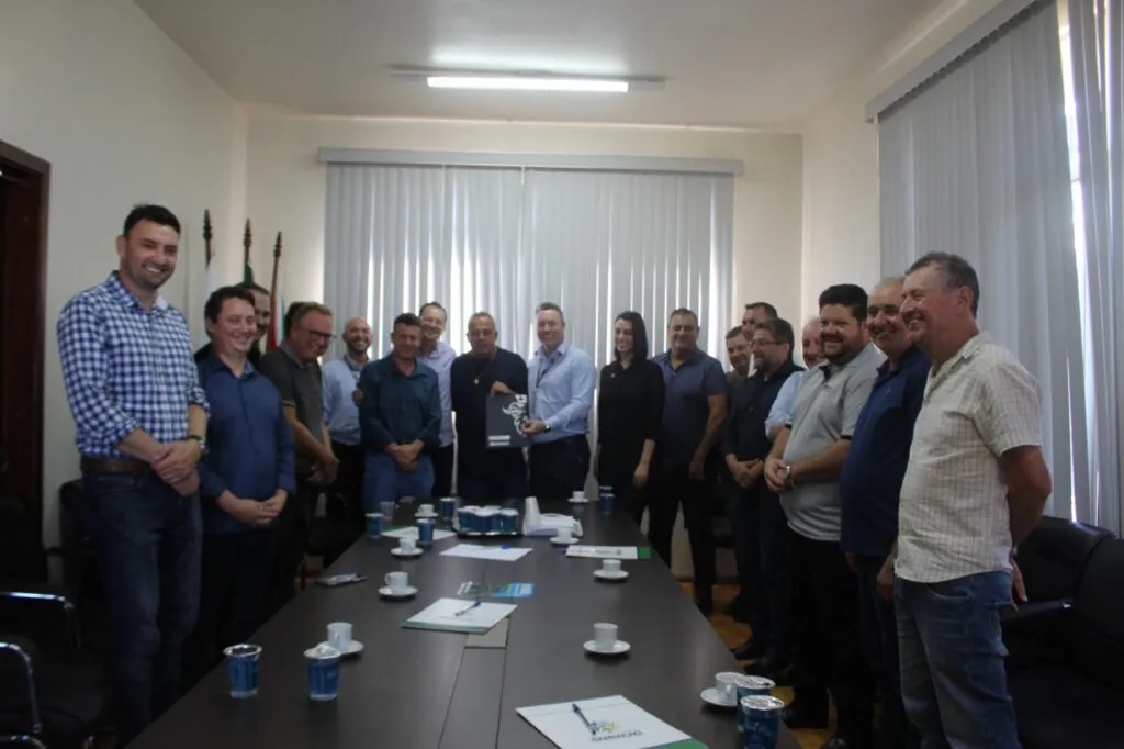 A administração municipal de Barracão recebeu na manhã da última terça-feira, 09 de abril, os representantes da empresa Scania/Cotrasa, que entregaram ao prefeito Jorge Luiz Santin, uma carta de intenções de instalação no município, solicitando concessão de imóvel público.