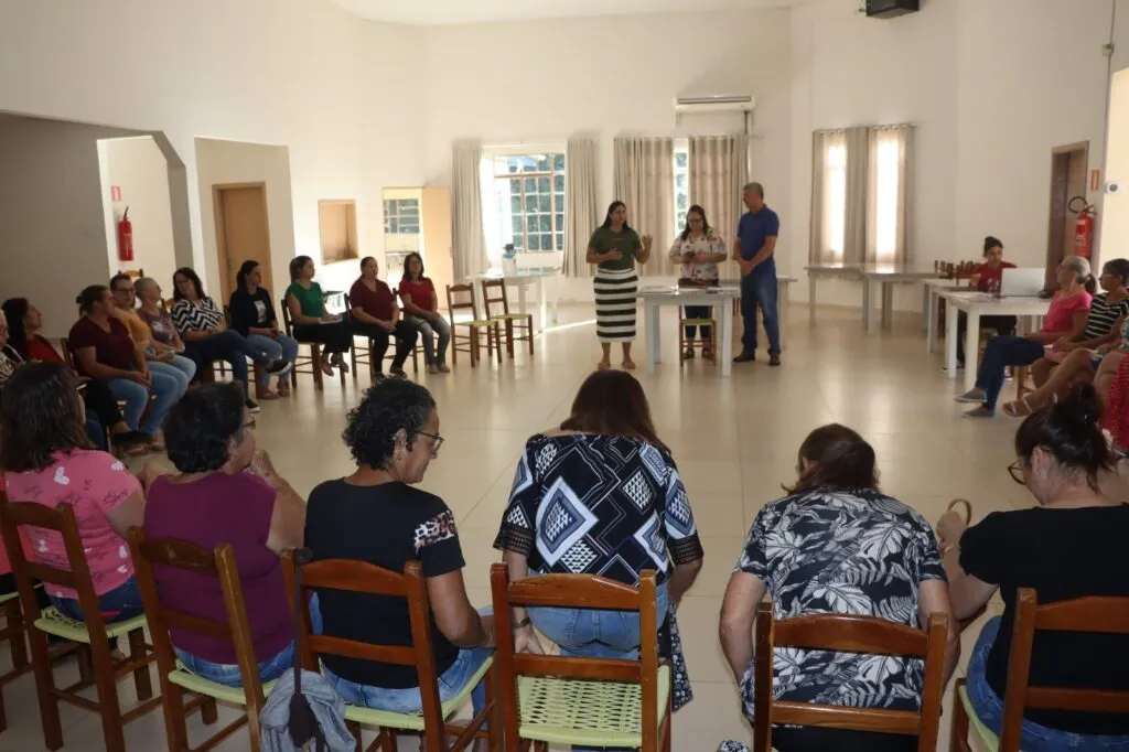 Um circulo de mulheres conversando sobre o ginfest