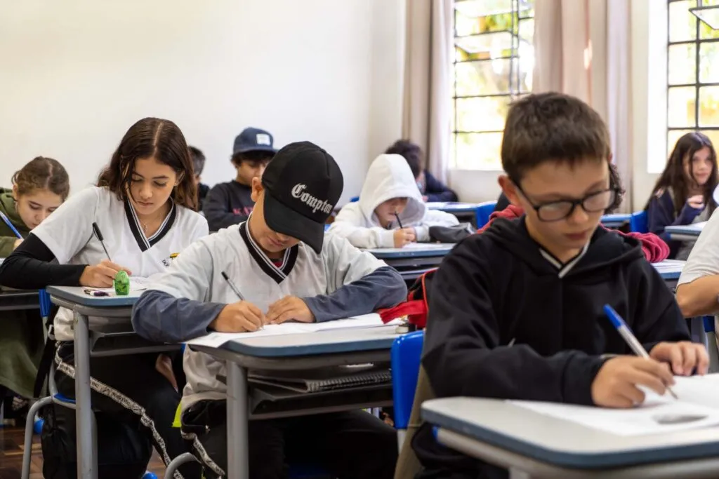 Alunos fazendo as provas semanais