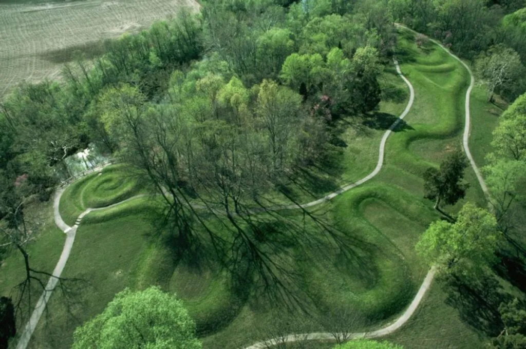 Explore o mistério da efigie de serpente em Peebles, Ohio: origens, significados, descobertas e seu futuro.