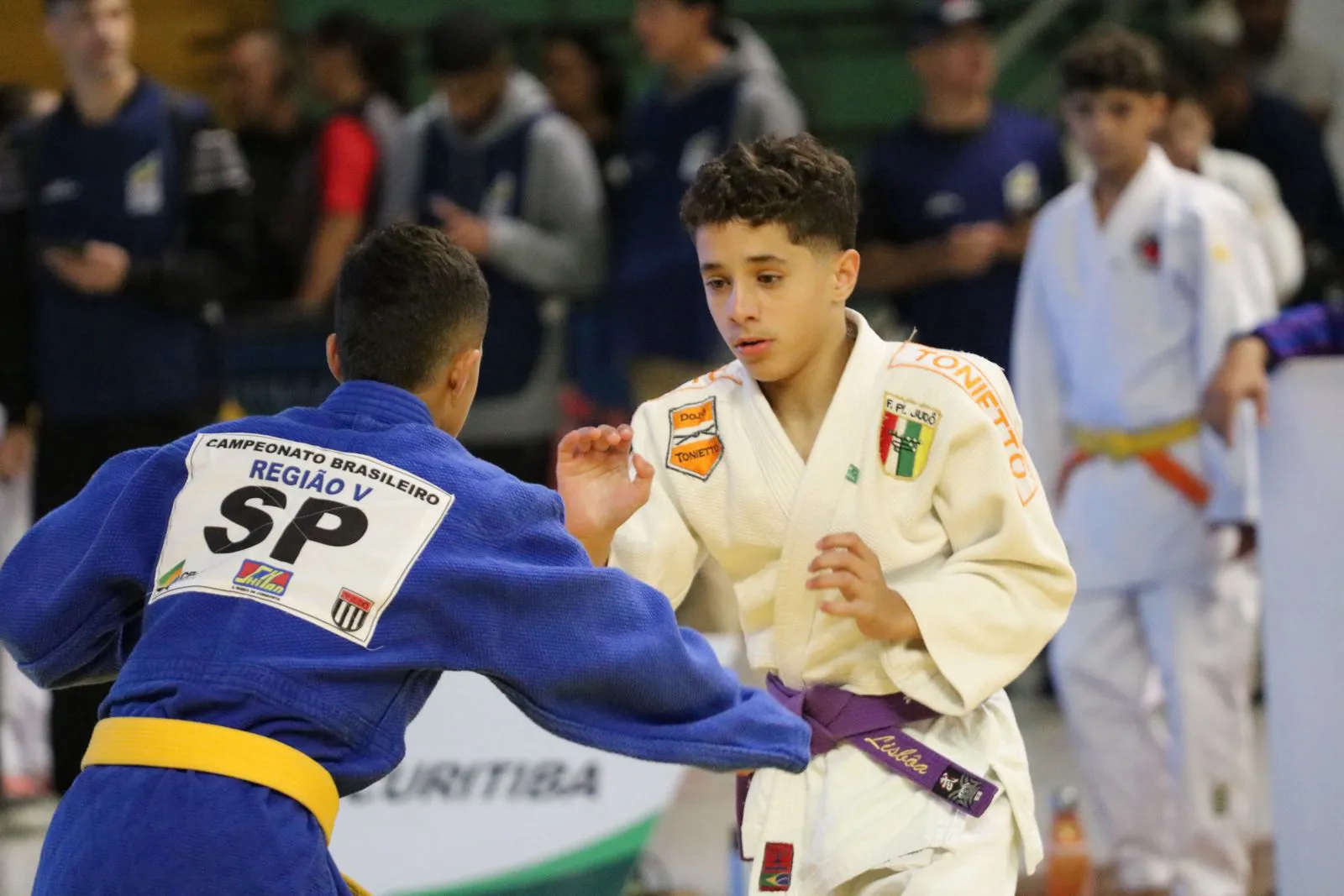 Jovens atletas participam de campeonato de judô.