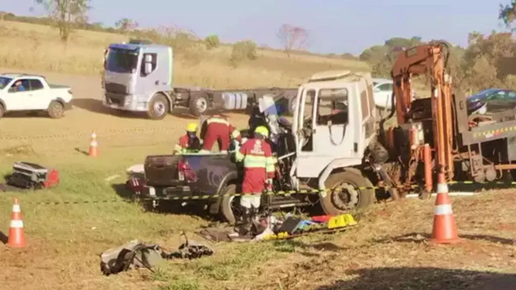 O gravíssimo acidente ocorreu na BR-163, e envolveu a caminhonete ocupada pela família e dois caminhões