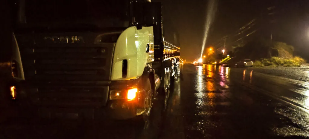 Acidente foi registrado na noite de domingo. Condutor de um Chery Face foi socorrido