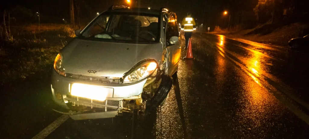 Acidente foi registrado na noite de domingo. Condutor de um Chery Face foi socorrido