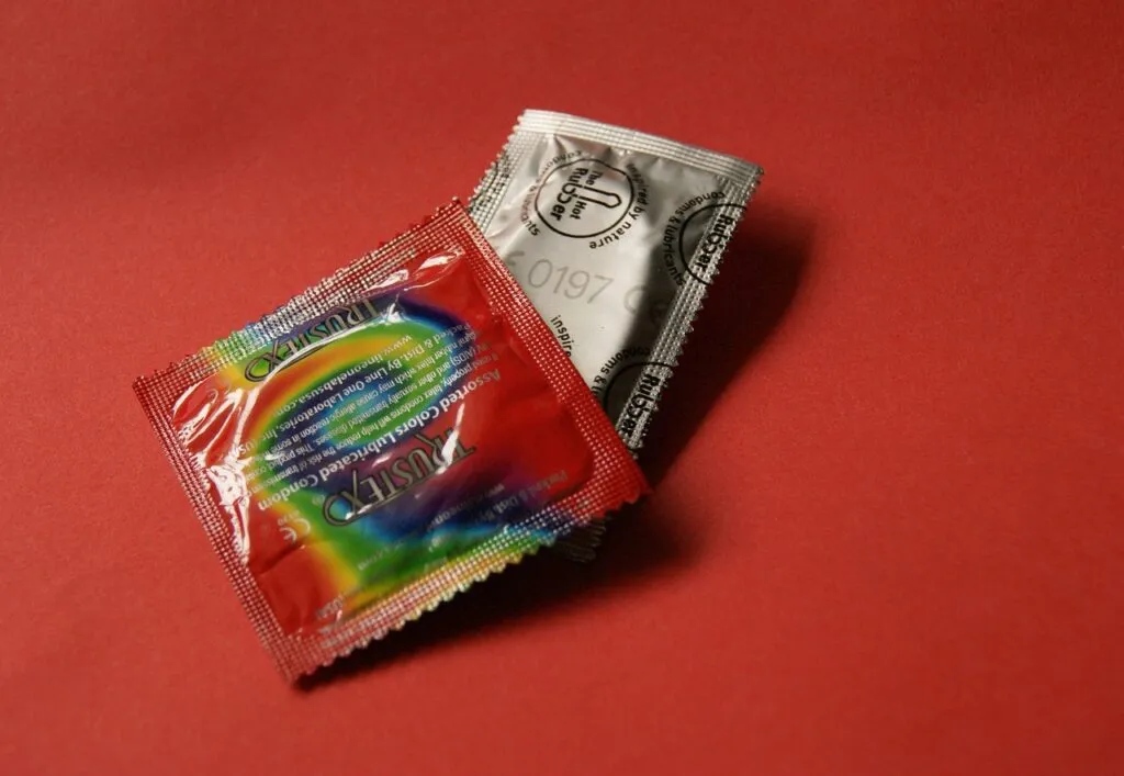 colourful condoms 849409 1280