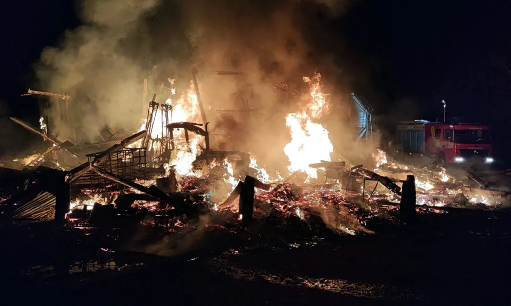 Incêndio em galpão mobilizou as equipes do Corpo de Bombeiros de Dionísio Cerqueira e São José do Cedro