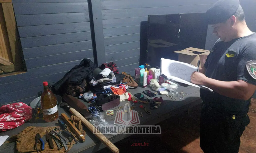 Segundo a polícia o ladrão teria invadido a casa do idoso e lhe ameaçado com um facão. O trator foi localizado pela Polícia Argentina já em San Antonio