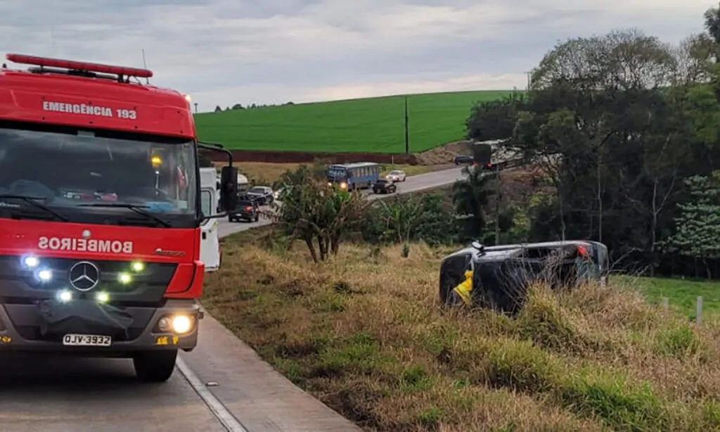 Capotamento envolveu um VW Gol, placas de Palmitos, ocupado por duas pessoas