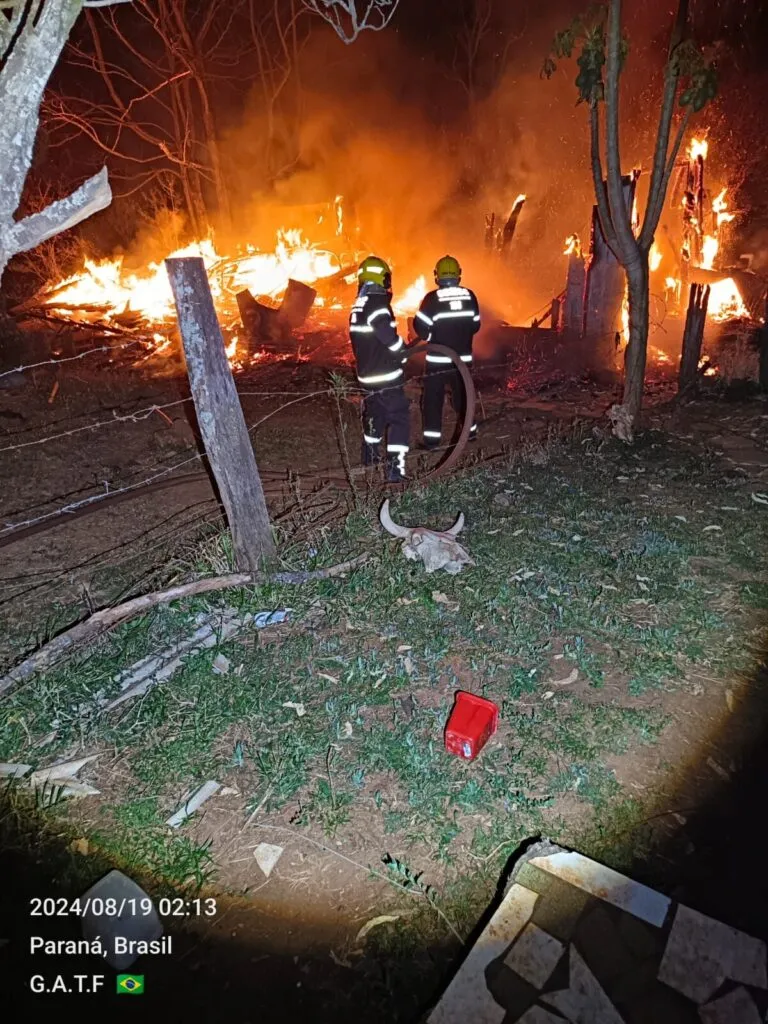 Incêndio em residência ocorreu na madrugada desta segunda-feira, na Linha Campinas, no interior de Barracão